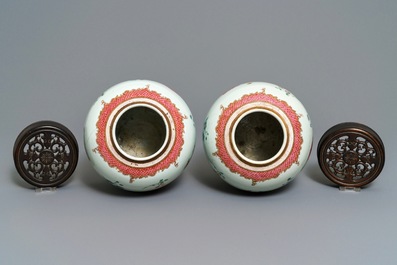 Une paire de pots en porcelaine de Chine famille rose &agrave; d&eacute;cor floral, Qianlong