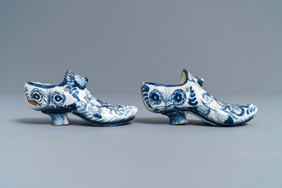 Een paar blauwwitte modellen van schoentjes, Friesland, Bolsward, 2e helft 18e eeuw
