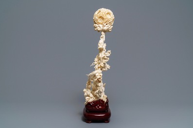 A Chinese ivory 'dragons with puzzle ball' group, 1st quarter 20th C.