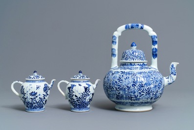 Trois th&eacute;i&egrave;res couvertes en porcelaine de Chine bleu et blanc, Kangxi