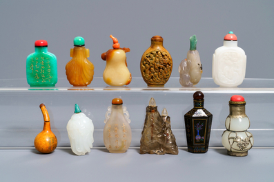 Twelve Chinese jade, agate and lacquer snuff bottles, 19/20th C.