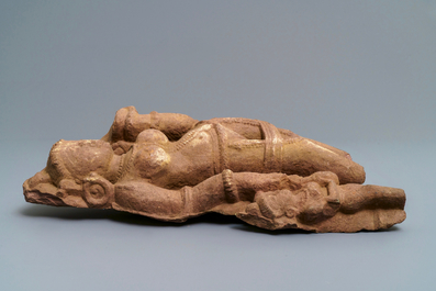 Un fragment d'une Yakshi en gr&egrave;s rouge, Inde, 14&egrave;me ou apr&egrave;s