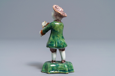 Une figure d'un gar&ccedil;on au chapeau en fa&iuml;ence de Delft polychrome, 18&egrave;me