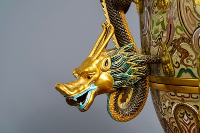 Une r&eacute;plique du sismographe de Zhang Heng en &eacute;maux cloisonn&eacute;s, Chine, 20&egrave;me