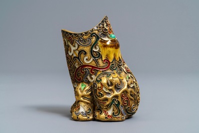 Une r&eacute;plique du sismographe de Zhang Heng en &eacute;maux cloisonn&eacute;s, Chine, 20&egrave;me