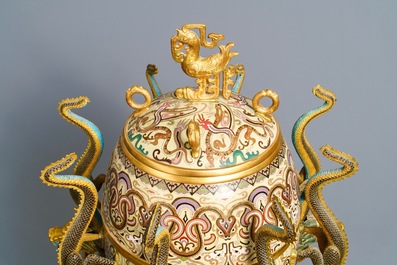 Une r&eacute;plique du sismographe de Zhang Heng en &eacute;maux cloisonn&eacute;s, Chine, 20&egrave;me