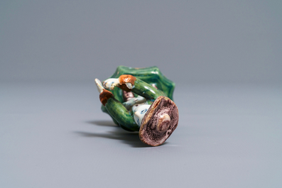 Une figure d'un gar&ccedil;on au chapeau en fa&iuml;ence de Delft polychrome, 18&egrave;me