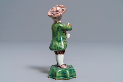 Une figure d'un gar&ccedil;on au chapeau en fa&iuml;ence de Delft polychrome, 18&egrave;me