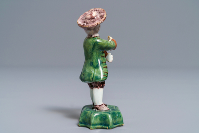 Une figure d'un gar&ccedil;on au chapeau en fa&iuml;ence de Delft polychrome, 18&egrave;me