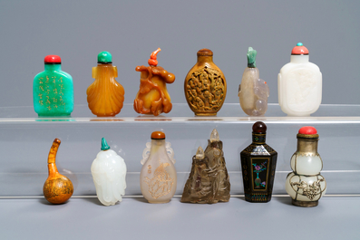 Twelve Chinese jade, agate and lacquer snuff bottles, 19/20th C.