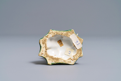 Une figure d'un gar&ccedil;on au chapeau en fa&iuml;ence de Delft polychrome, 18&egrave;me