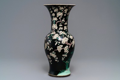 Deux grands vases de forme yenyen en porcelaine de Chine famille noire, marques de Chenghua et Kangxi, 19/20&egrave;me