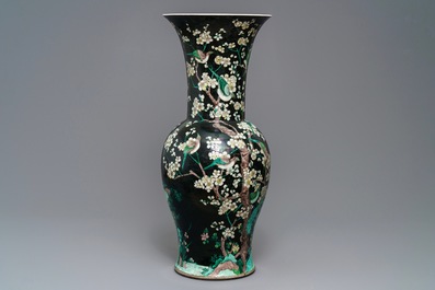 Deux grands vases de forme yenyen en porcelaine de Chine famille noire, marques de Chenghua et Kangxi, 19/20&egrave;me