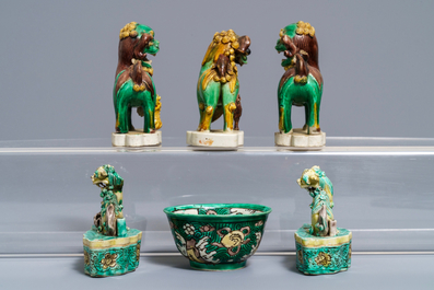 Vijf Chinese verte biscuit modellen van boeddhistische leeuwen en een kommetje, Kangxi