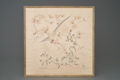Drie vierkante Chinese zijden borduurwerken, 19e eeuw