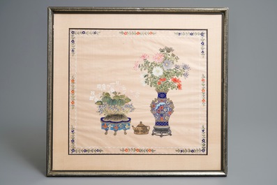 Drie Chinese schilderijen op zijde: &lsquo;Antiquiteiten met bloemen&rsquo;, 19e eeuw