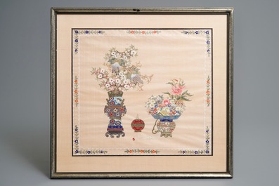 Trois peintures chinoises sur soie: 'Antiquit&eacute;s aux fleurs', 19&egrave;me