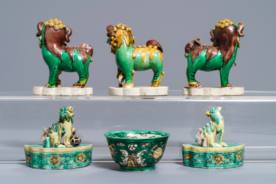 Cinq mod&egrave;les de lions bouddhistes et un bol en biscuit &eacute;maill&eacute; vert, Kangxi