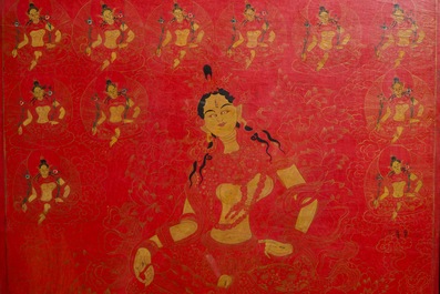 Un thangka &agrave; d&eacute;cor de Tara Verte sur fond rouge, Tibet, 17/18&egrave;me