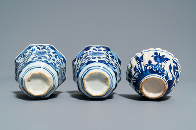 Een paar blauwwitte Delftse borden, drie koppen en een schoteltje, 18e eeuw