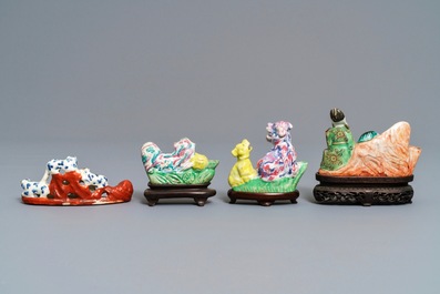 Drie Chinese famille rose waterdruppelaars en een penselenrust, 18/19e eeuw