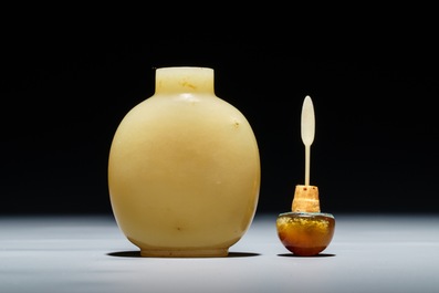 A Chinese yellow jade snuff bottle, 19/20th C.