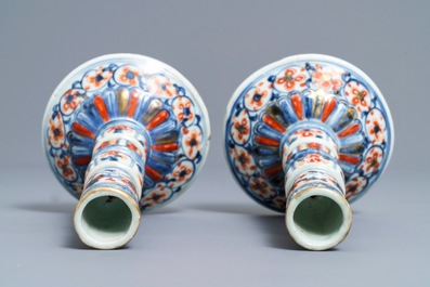 Une paire de bougeoirs en porcelaine de Chine de style Imari, Kangxi