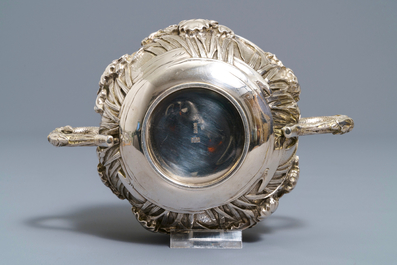 Een Japanse zilveren kom met reli&euml;fdecor, 19e eeuw