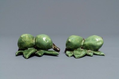 Deux paires d'olives en fa&iuml;ence polychrome de Delft, 18&egrave;me