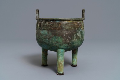 Een Chinees bronzen 'ding' ritueel vat met inscriptie, Westelijke Zhou-dynastie (11e - 8e eeuw v.C.)