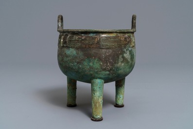 Un vase rituel de forme ding en bronze &agrave; inscription, Dynastie Des Zhou Occidentaux (11&egrave;me - 8&egrave;me a.J-C)