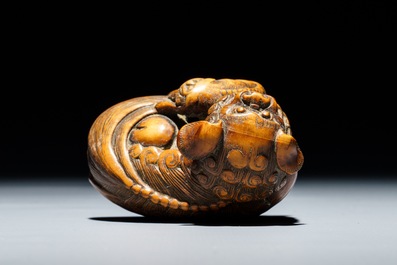 Een Japanse houten netsuke van een shishi met kleintje, Edo, 18/19e eeuw