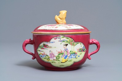 Un bol couvert en porcelaine de Chine famille rose &agrave; fond rouge rubis, Yongzheng