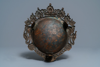 Een met zilver ingelegd bronzen masker, een jade kom en een beeld van Mahakala op draak, Tibet, 19/20e eeuw