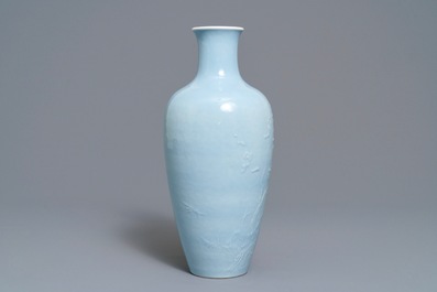 Un vase en porcelaine de Chine monochrome bleu de lavande &agrave; d&eacute;cor sous gla&ccedil;ure, marque de Yongzheng, 19&egrave;me