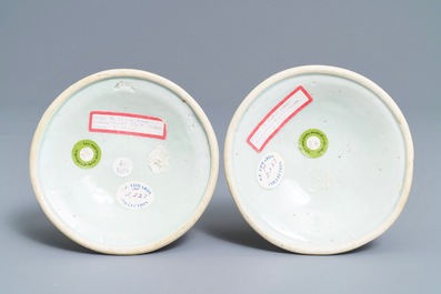 Une paire de bougeoirs en porcelaine de Chine de style Imari, Kangxi