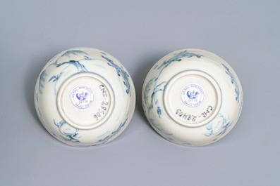 Une bo&icirc;te &agrave; th&eacute; et une paire de tasses et soucoupes en porcelaine de Chine bleu et blanc, &eacute;pave Ca Mau, Yongzheng