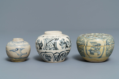 Une collection de pi&egrave;ces en gr&egrave;s porcelaineux bleu et blanc, dont &eacute;pave Hoi An, Annam, Vietnam, 14/15&egrave;me