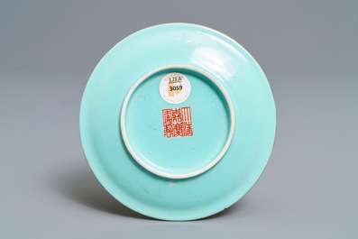 Un porte-encens en porcelaine de Chine famille rose, marque et prob. &eacute;poque de Jiaqing