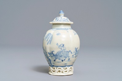 A Chinese blue and white tea caddy and a pair of cups and saucers, Ca Mau wreck, Yongzheng