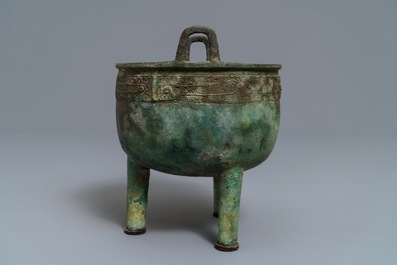 Un vase rituel de forme ding en bronze &agrave; inscription, Dynastie Des Zhou Occidentaux (11&egrave;me - 8&egrave;me a.J-C)