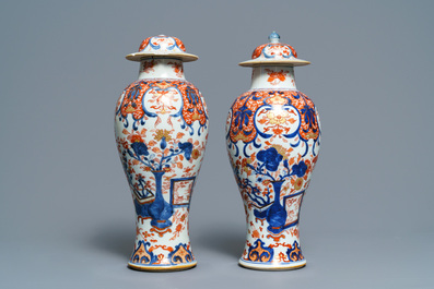 Une paire de vases couverts et deux plats en porcelaine de Chine de style Imari et famille rose, Qianlong