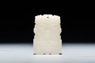 Un pendentif en jade blanc sculpt&eacute;, Chine, Qing