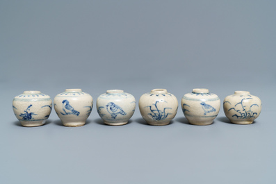 Une collection de pi&egrave;ces en gr&egrave;s porcelaineux bleu et blanc, dont &eacute;pave Hoi An, Annam, Vietnam, 14/15&egrave;me