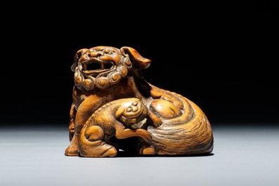 Een Japanse houten netsuke van een shishi met kleintje, Edo, 18/19e eeuw