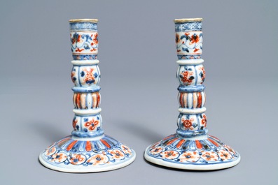 Une paire de bougeoirs en porcelaine de Chine de style Imari, Kangxi