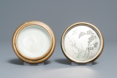 Twee Chinese bronzen wierookbranders, twee stempels en een doosje met inscriptie, 19/20e eeuw