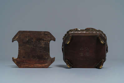 Deux br&ucirc;le-parfums en bronze, deux sceaux et une bo&icirc;te &agrave; inscription, Chine, 19/20&egrave;me