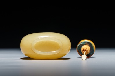 A Chinese yellow jade snuff bottle, 19/20th C.