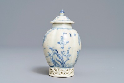 A Chinese blue and white tea caddy and a pair of cups and saucers, Ca Mau wreck, Yongzheng